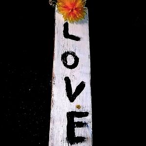 Hi I'm selling a  awesome sign for 8$its Homemade